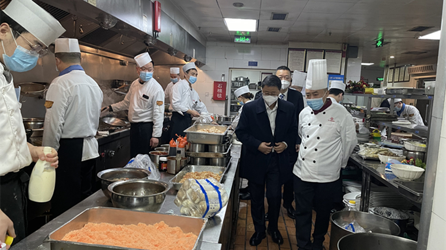图6:集团董事景茂斌督导绵州酒店 图6:集团董事景茂斌督导绵州酒店